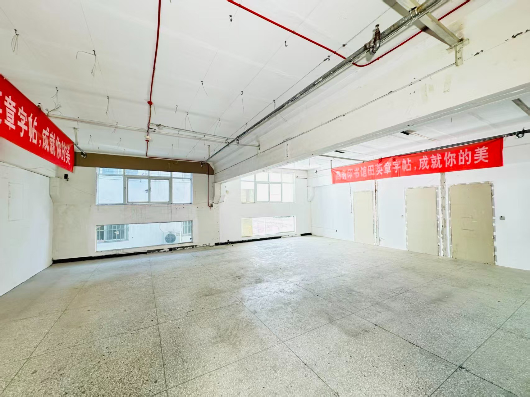 洛浦路重点吸引人工智能应用、数字经济、电商直播、智能制造服务、软件开发、科技创新企业及创业团队入驻